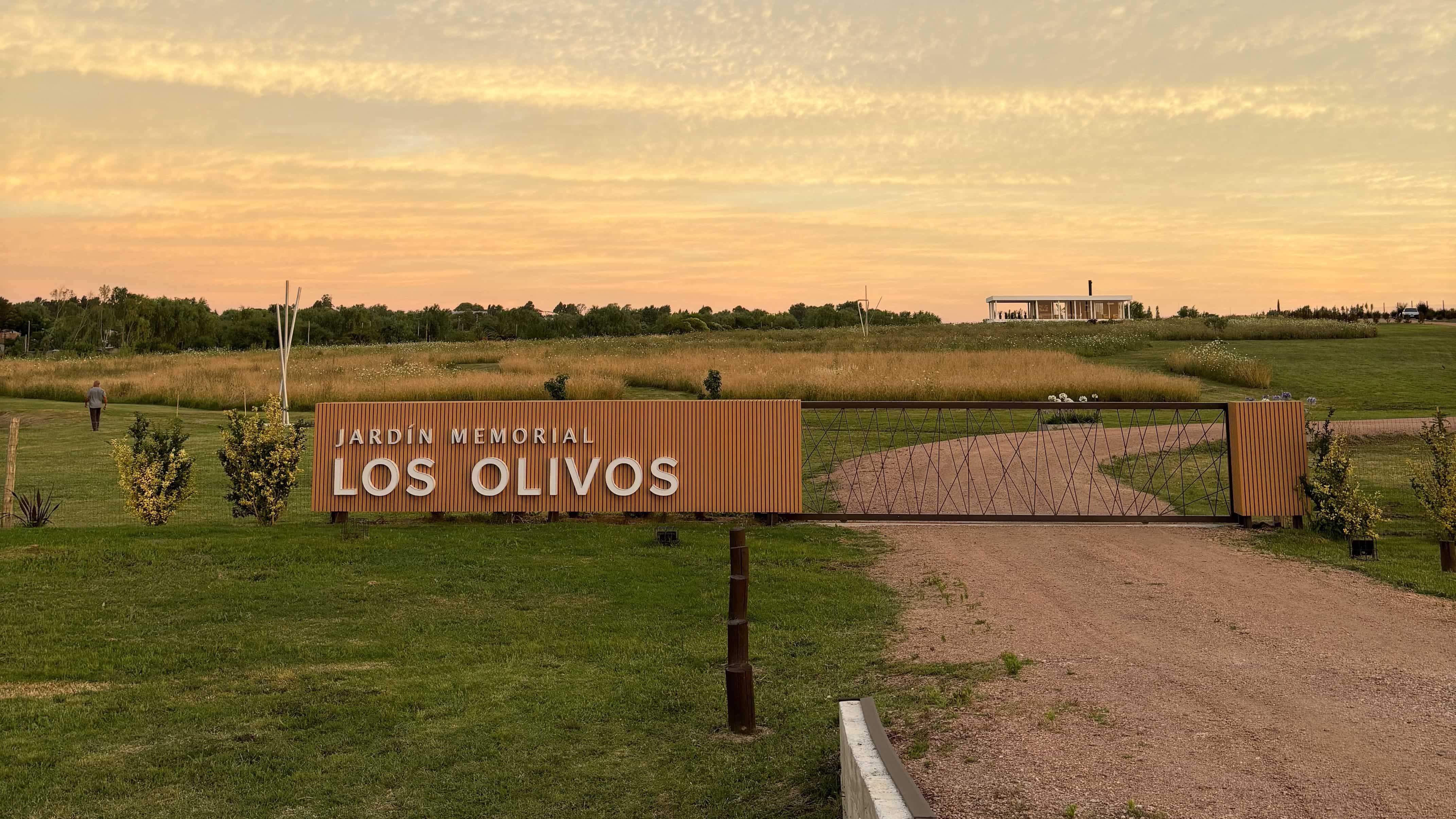 Cartel de entrada en wpc y porton de ingreso innovador realizado con hierro en Jardin Memorial Los Olivos ciudad de Progreso departamento de Canelones