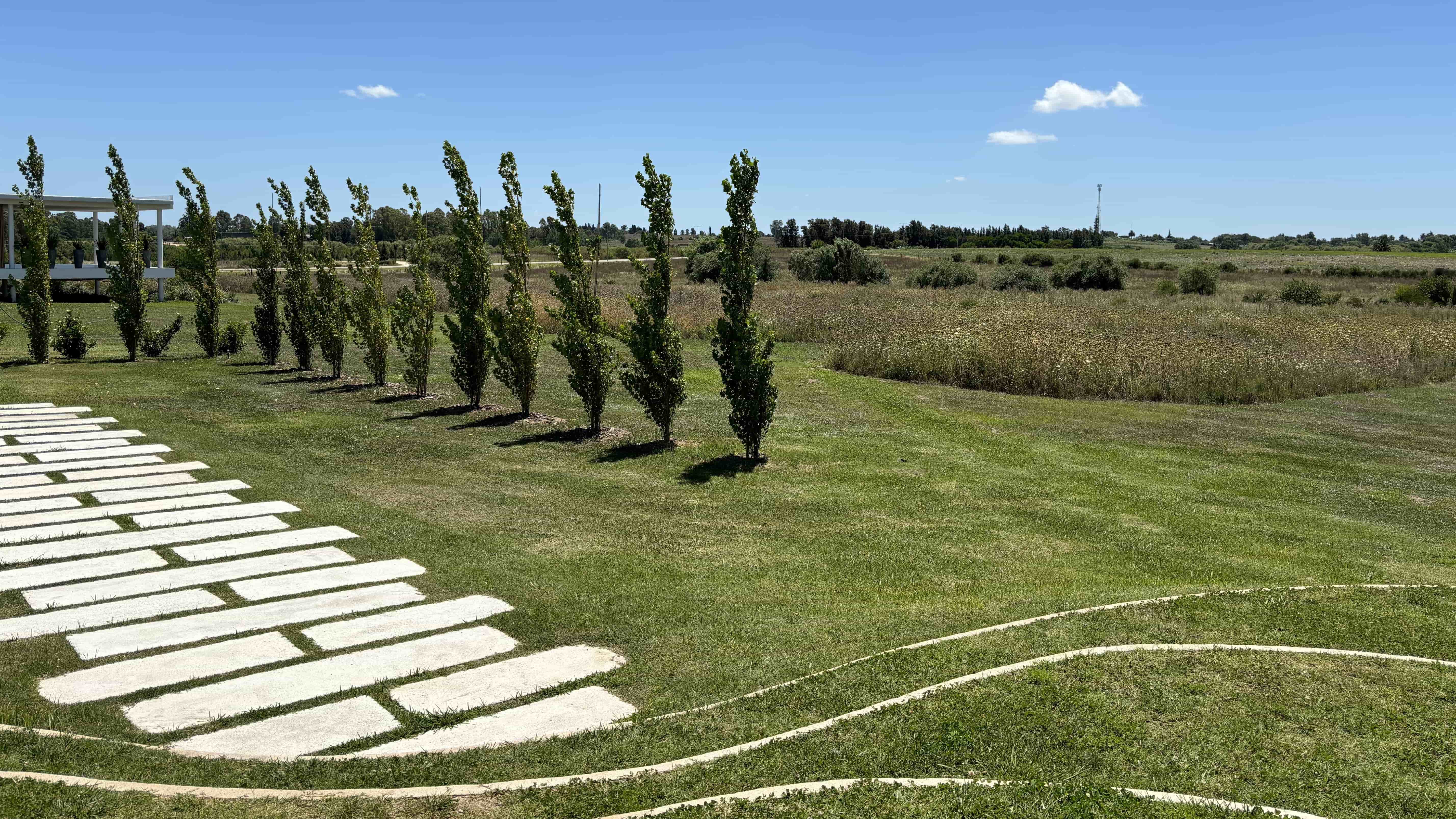Escalones naturales con curvas para ingresar al crematorio en Jardin Memorial Los Olivos ciudad de Progreso departamento de Canelones